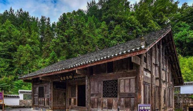 Ngôi nhà rộng khoảng 300m2, gồm một sảnh ở giữa, 3 phòng ngủ và một bếp ở phía sau. Ảnh: 163