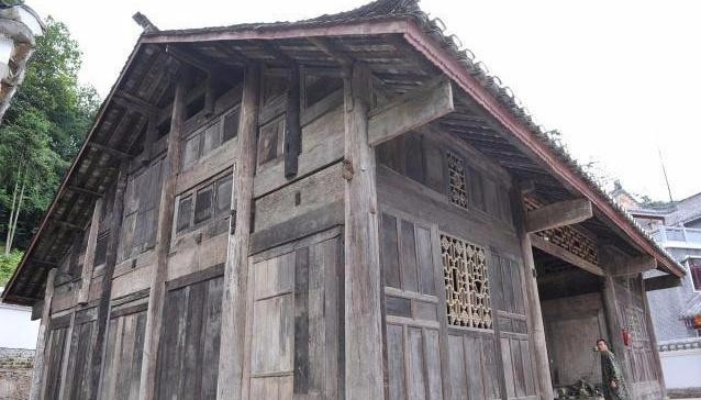 Căn nhà gỗ có lịch sử nhiều năm, đến nay đã xuống cấp, chỉ là nơi che mưa che nắng. Ảnh: Sohu