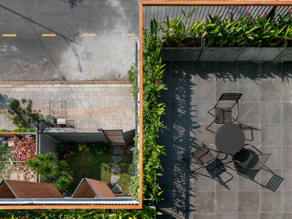 Ban công sân vườn ở tầng 3 là nơi nghỉ ngơi, thư giãn của gia chủ. Ảnh: EVITArchitecture