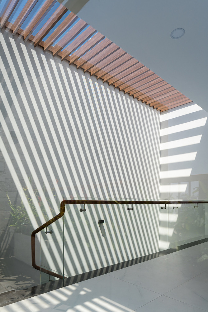 Lam chắn gỗ che nắng giếng trời tạo những vệt nắng đẹp mắt. Ảnh: EVITArchitecture