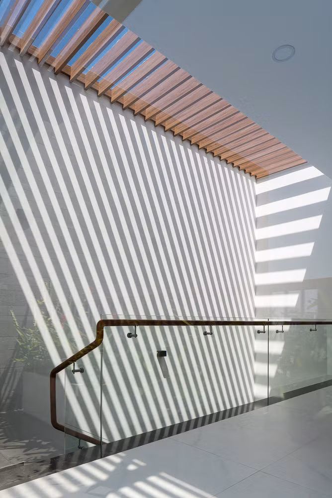 Lam chắn gỗ che nắng giếng trời tạo những vệt nắng đẹp mắt. Ảnh: EVITArchitecture