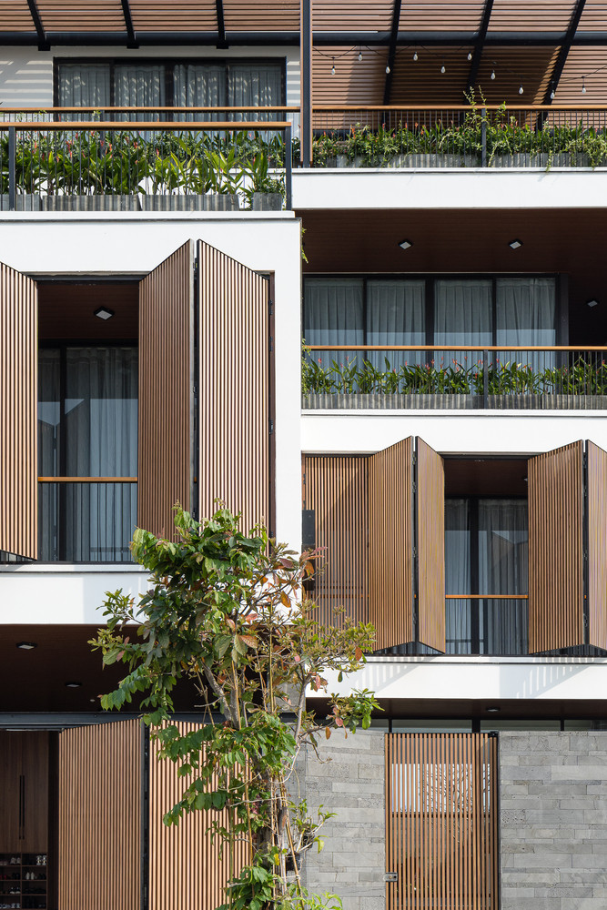 Từ ngoài vào trong, ngôi nhà sử dụng gam màu trắng và gỗ nâu chủ đạo, mang đến sự ấm áp và tinh tế. Ảnh: EVITArchitecture