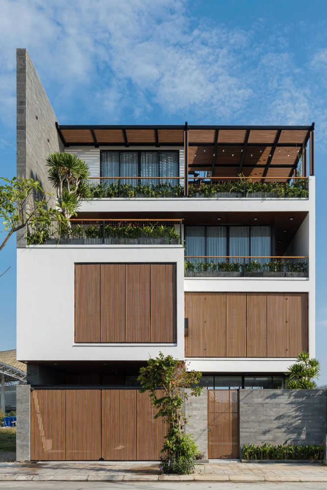 Thiết kế của căn biệt thự sử dụng những vật liệu chủ đạo như gỗ, gạch tổ ong xám, kính...Ảnh: EVITArchitecture