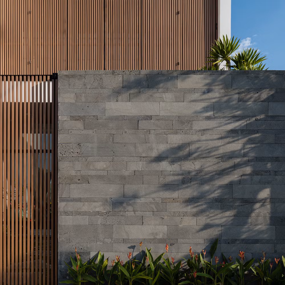 Tường bên ốp gạch tổ ong xám tạo điểm nhấn. Ảnh: EVITArchitecture