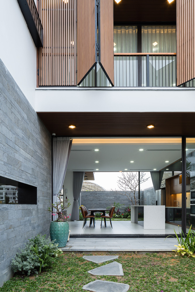 Bếp nằm giữa sân vườn trước và sau giúp không gian thoáng đãng. Ảnh: EVITArchitecture