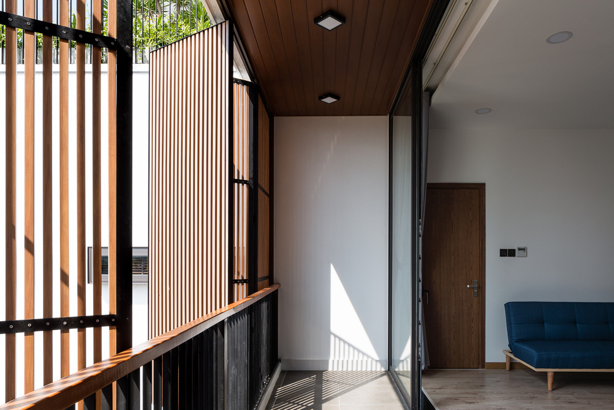 Ban công lớn ngập tràn ánh nắng. Ảnh: EVITArchitecture