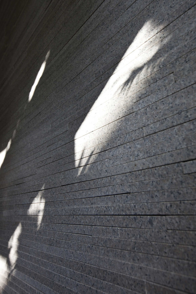 Vào buổi sáng và buổi chiều, ánh nắng xuyên qua lá xanh trên cả hai mặt trước và sau, tạo hiệu ứng bóng đổ đẹp mắt trên các bức tường đá granit. Ảnh: Hiroyuki Oki