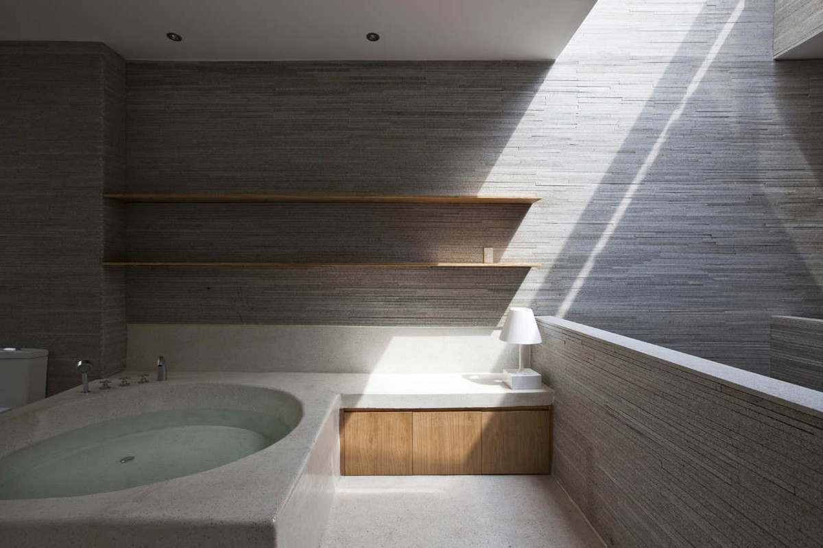 Ánh sáng tự nhiên tràn vào phòng tắm, kín đáo nhưng vẫn thoáng đãng. Ảnh: Hiroyuki Oki