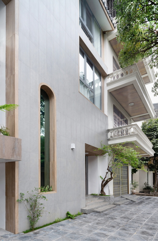 Thả mình vào trong khối hộp tối giản và hiện đại là không gian khối nhà truyền thống với nhiều mái, cổng nhỏ. Ảnh: Triệu Chiến