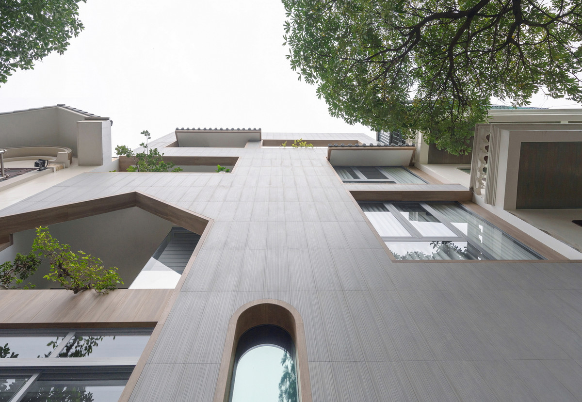 Kiến trúc sư đã tạo ra một khối hộp với mặt tiền tối giản, ô cửa điêu khắc nhằm tận dụng tối đa ánh sáng vào không gian sống. Ảnh: Triệu Chiến