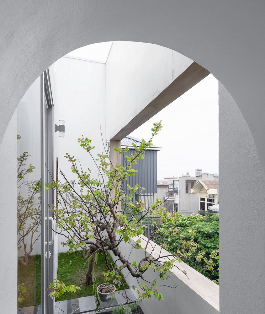 Khu vườn là một trong những khoảng trống nhỏ không chỉ cung cấp nắng, gió mà còn đóng vai trò là khu vực cho các thành viên trong gia đình sinh hoạt, thư giãn. Ảnh: Triệu Chiến