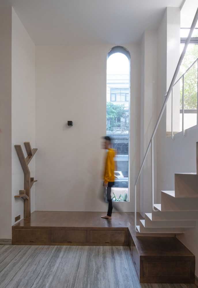 Ở tầng trệt, lối vào mở trực tiếp với không gian sống rộng lớn, mở ra khu vườn xanh và hồ bơi phóng khoáng. Ảnh: Triệu Chiến