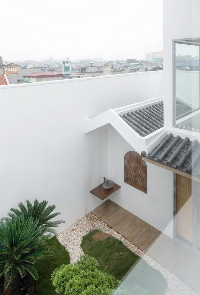 Tầng 4 là không gian thú vị nhất trong căn nhà với một khu vườn nhiệt đới nhỏ có mái hiên. Ảnh: Triệu Chiến