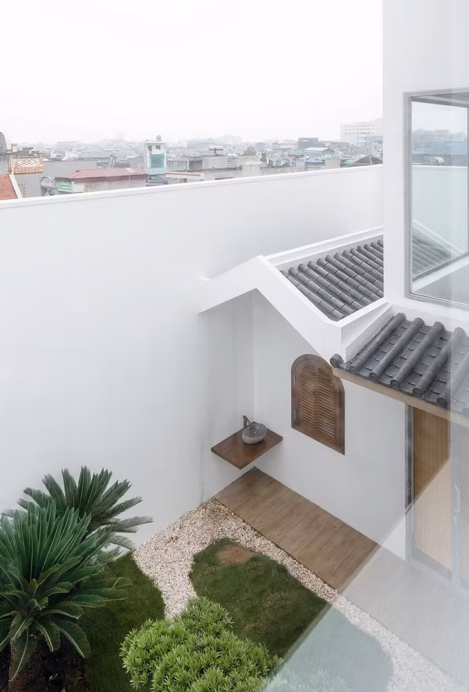 Tầng 4 là không gian thú vị nhất trong căn nhà với một khu vườn nhiệt đới nhỏ có mái hiên. Ảnh: Triệu Chiến