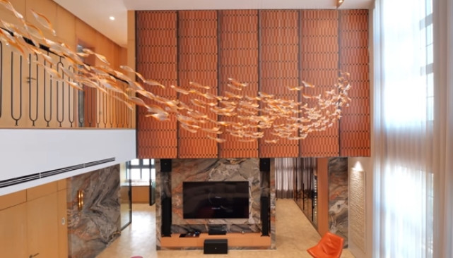 Điểm nổi bật trong phòng khách là đèn chùm như những chiếc lá vàng rơi. Ảnh chụp màn hình