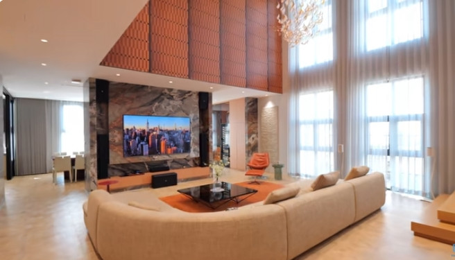 Tòa nhà gồm 6 tầng, có tổng diện tích 1.000m2. Tầng 1 là gara để xe; tầng 2 và 3 là văn phòng và tầng 4,5,6 là penthouse để gia chủ nghỉ ngơi, thư giãn. Ảnh chụp màn hình