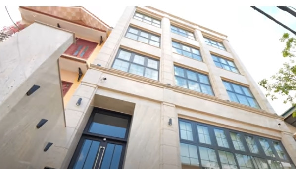 Mới đây, kênh YouTube NhaF giới thiệu căn penthouse nằm trên tòa nhà 6 tầng tại Điện Biên. Ảnh chụp màn hình