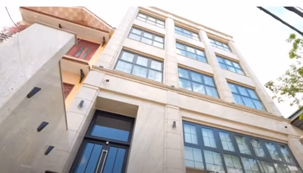 Mới đây, kênh YouTube NhaF giới thiệu căn penthouse nằm trên tòa nhà 6 tầng tại Điện Biên. Ảnh chụp màn hình