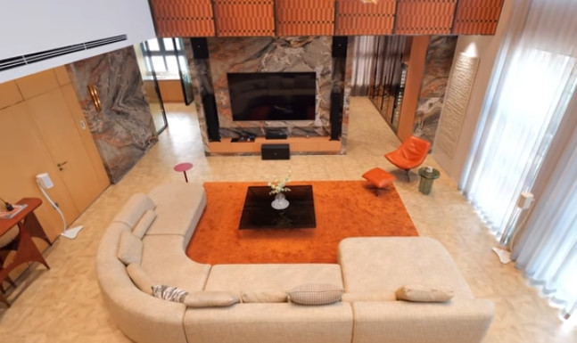 Gia chủ cũng sử dụng nhiều vật liệu khác nhau để ốp trên những mảng tường trong phòng khách như đá tự nhiên, gỗ màu sáng, gạch khổ lớn. Ảnh chụp màn hình