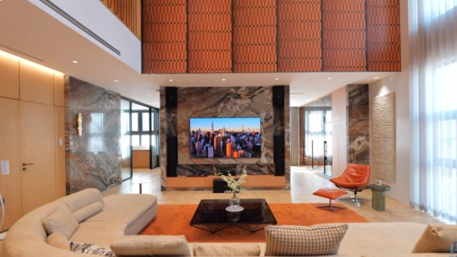 Gia chủ muốn căn nhà xuất hiện ít màu đen nhất có thể, thay vào đó là những gam màu tươi sáng như cam, vàng nhạt, nâu, tạo tổng thể rực rỡ. Ảnh chụp màn hình