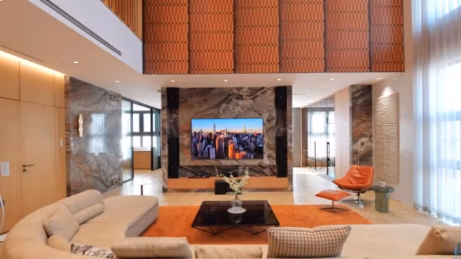 Gia chủ muốn căn nhà xuất hiện ít màu đen nhất có thể, thay vào đó là những gam màu tươi sáng như cam, vàng nhạt, nâu, tạo tổng thể rực rỡ. Ảnh chụp màn hình