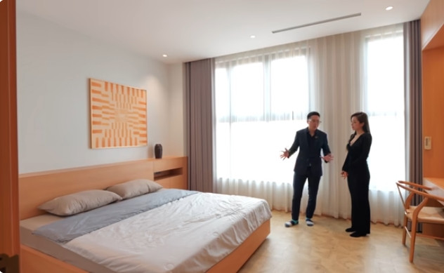 Hai phòng ngủ phụ của penthouse được bố trí ở tầng trên với đầy đủ nội thất. Ảnh chụp màn hình
