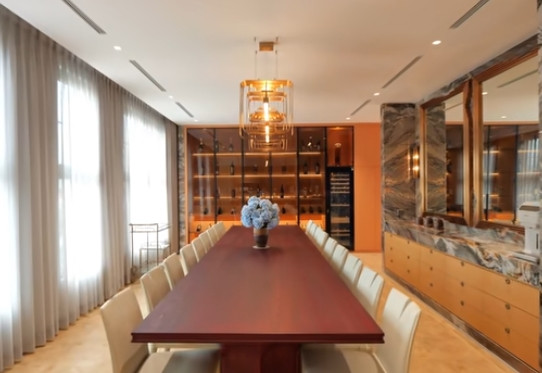 Bàn ăn dài màu đỏ đủ chỗ cho 18 người. Ảnh chụp màn hình