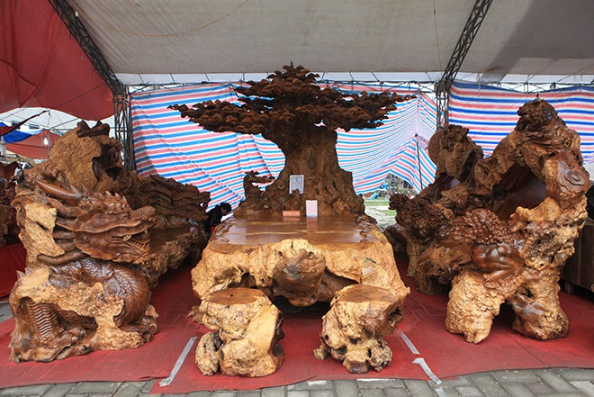 Xuất hiện tại Hội chợ triển lãm Bắc Ninh 2018, khách tham quan không khỏi bất ngờ khi ngắm nhìn bộ kỳ mộc "Tứ linh quần tụ". Ảnh: Dân Việt