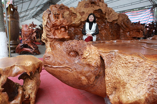 Điểm nhấn của bộ bàn ghế là hình ảnh đầu rùa của chiếc bàn. Ảnh: Dân Việt