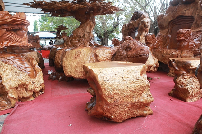 Gam màu vàng, nâu chủ đạo kết hợp với độ bóng của gỗ tạo nên tổng thể bắt mắt. Ảnh: Dân Việt