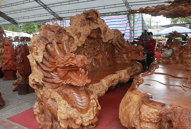 Bộ bàn ghế gỗ được cơ sở sản xuất định giá 3,5 tỷ đồng. Ảnh: Dân Việt