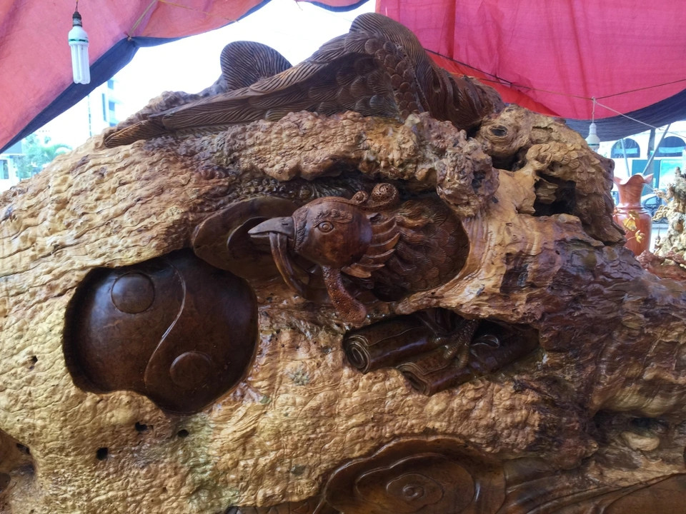 Chân bàn, tay ghế, đỉnh ghế được chạm khắc hình thù con vật kỳ công. Ảnh: Dân Việt