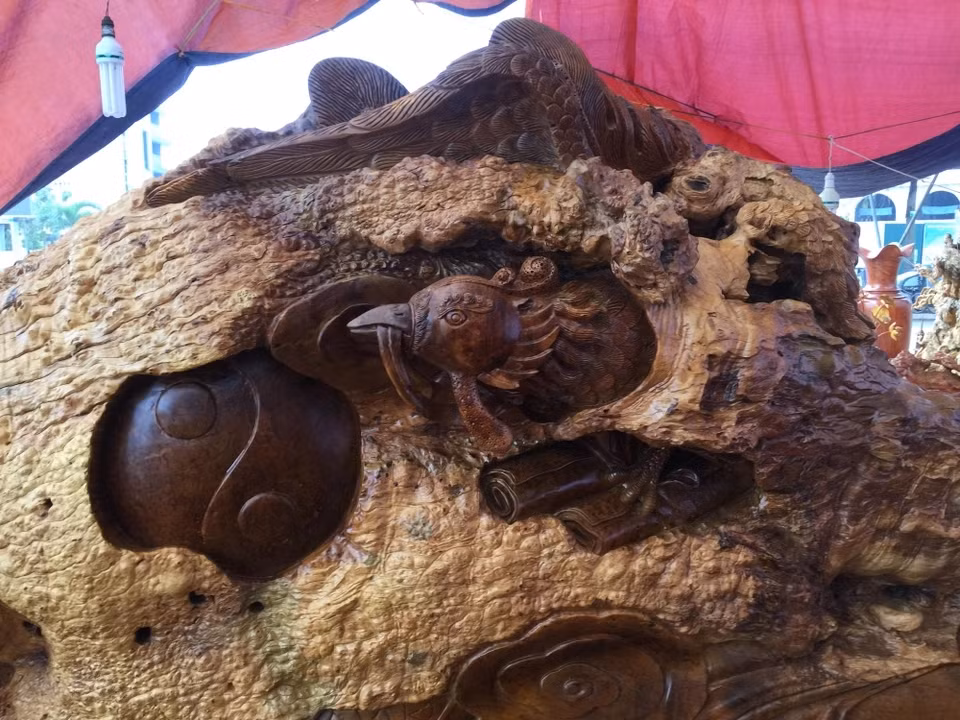 Chân bàn, tay ghế, đỉnh ghế được chạm khắc hình thù con vật kỳ công. Ảnh: Dân Việt