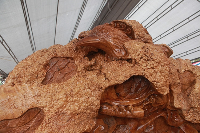 Chính giữa trường kỷ là con chim phượng. Ảnh: Dân Việt