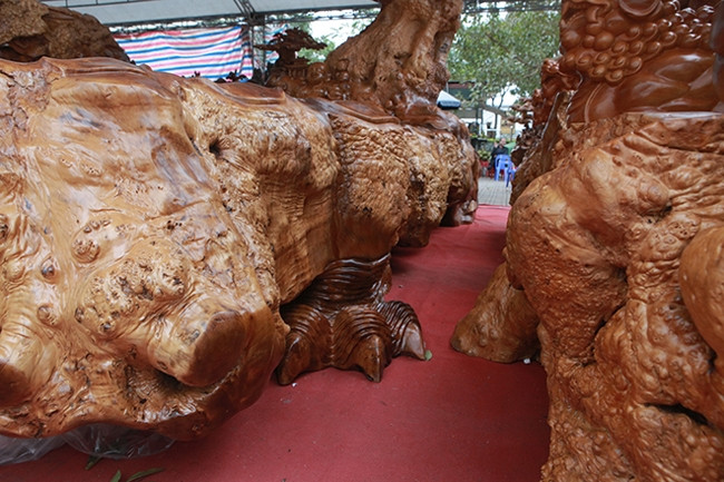 Phần chân vững chãi, được chạm khắc tinh xảo. Ảnh: Dân Việt