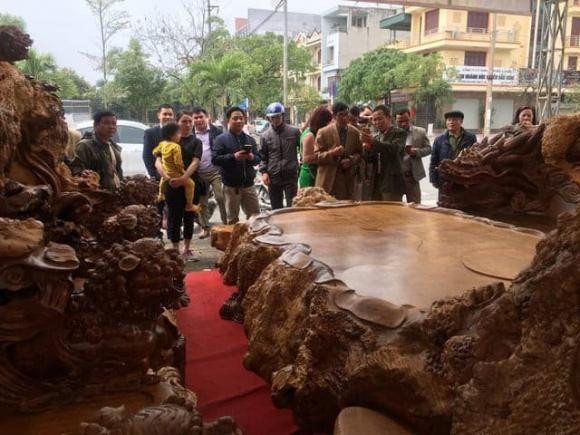  Bộ bàn ghế khiến mọi người choáng ngợp bởi làm hoàn toàn bằng gỗ nu đinh quý hiếm. Ảnh: Internet