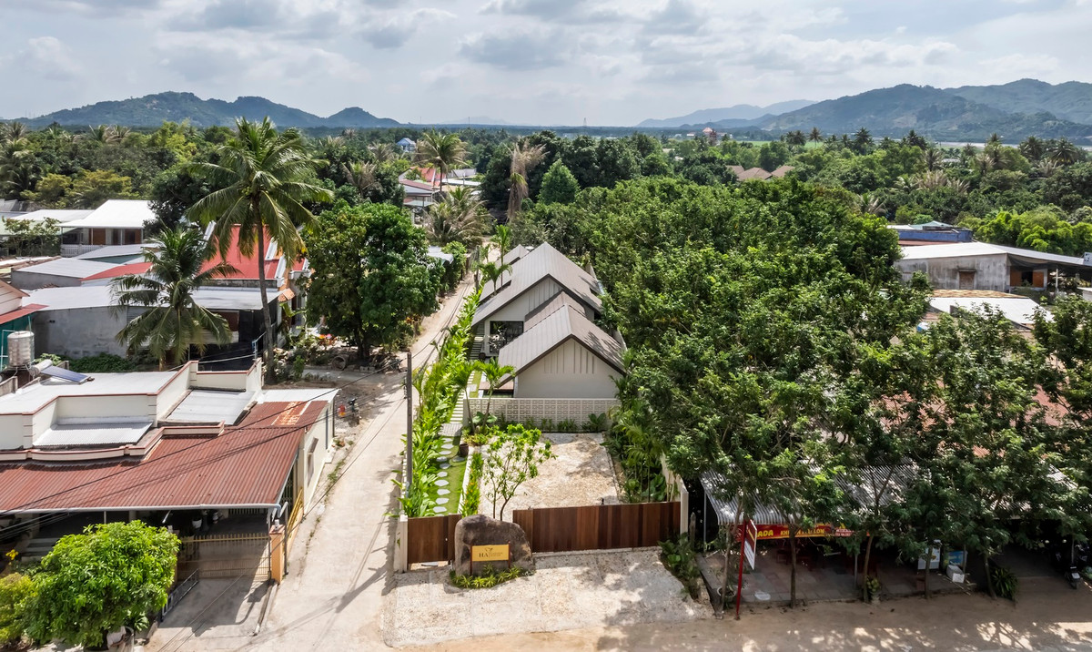 Để hạn chế tiếng ồn, căn nhà được bố trí ở phía sau khu đất, hướng ra một con hẻm yên tĩnh đón nhiều ánh sáng mặt trời vào buổi sáng. Ảnh: Hiroyuki Oki