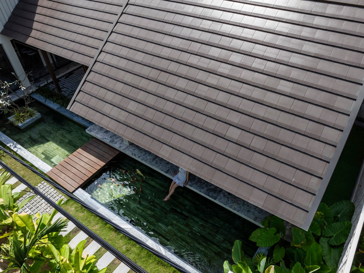 Ánh sáng tự nhiên vào nhà qua hệ thống cửa kính, tường kính và giếng trời. Ảnh: Hiroyuki Oki