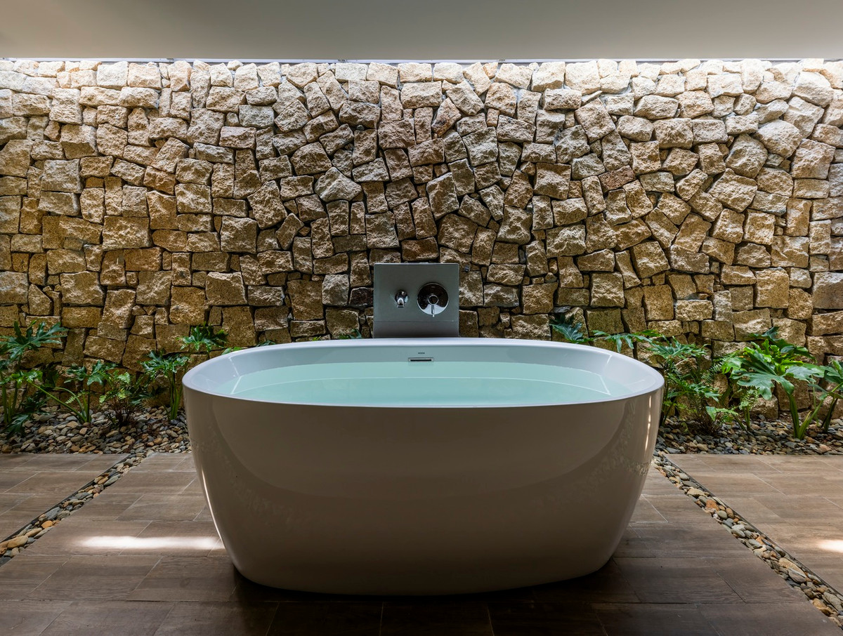 Để tăng cường sự kết nối với thiên nhiên, đá tự nhiên được sử dụng xuyên suốt từ phòng tắm đến sân vườn. Ảnh: Hiroyuki Oki