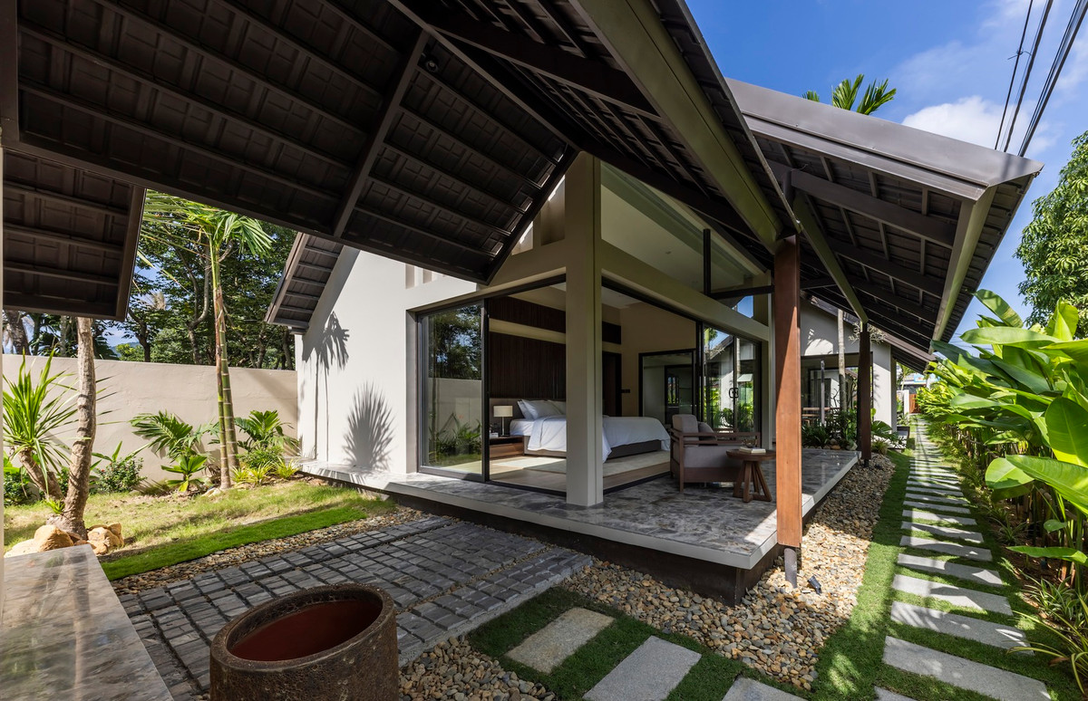 Được thiết kế chủ yếu như một ngôi nhà nghỉ dưỡng, công trình có các không gian sống thiết yếu, bao gồm phòng khách, bếp, khu vực ăn uống ngoài trời và hai phòng ngủ. Ảnh: Hiroyuki Oki