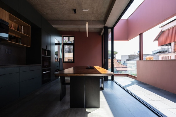 Các phòng riêng trên tầng 2 được bố trí hợp lý, đảm bảo sự riêng tư và tận dụng tối đa ánh sáng tự nhiên. Ảnh: Triệu Chiến