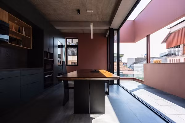 Các phòng riêng trên tầng 2 được bố trí hợp lý, đảm bảo sự riêng tư và tận dụng tối đa ánh sáng tự nhiên. Ảnh: Triệu Chiến