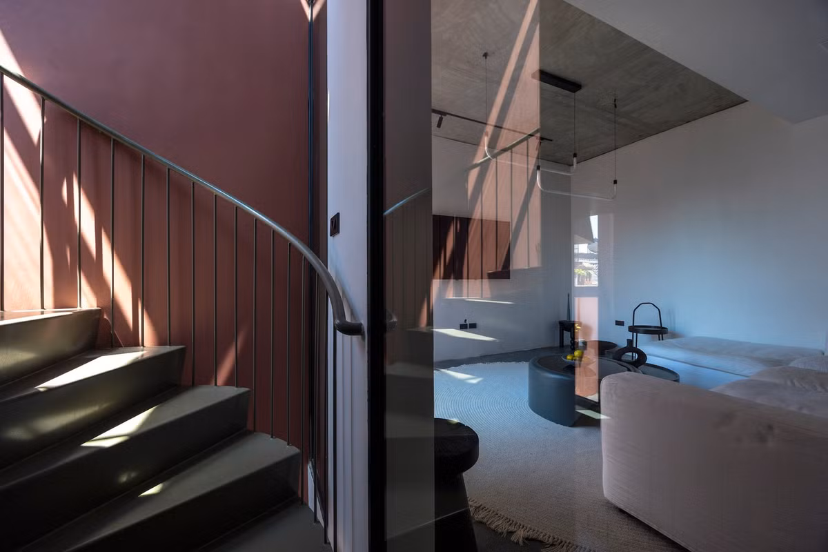 Khối này không chỉ kết nối hài hòa với khu phố xung quanh mà còn mang lại cảm giác rộng rãi, thoáng đãng cho không gian sống bên trong. Ảnh: Triệu Chiến