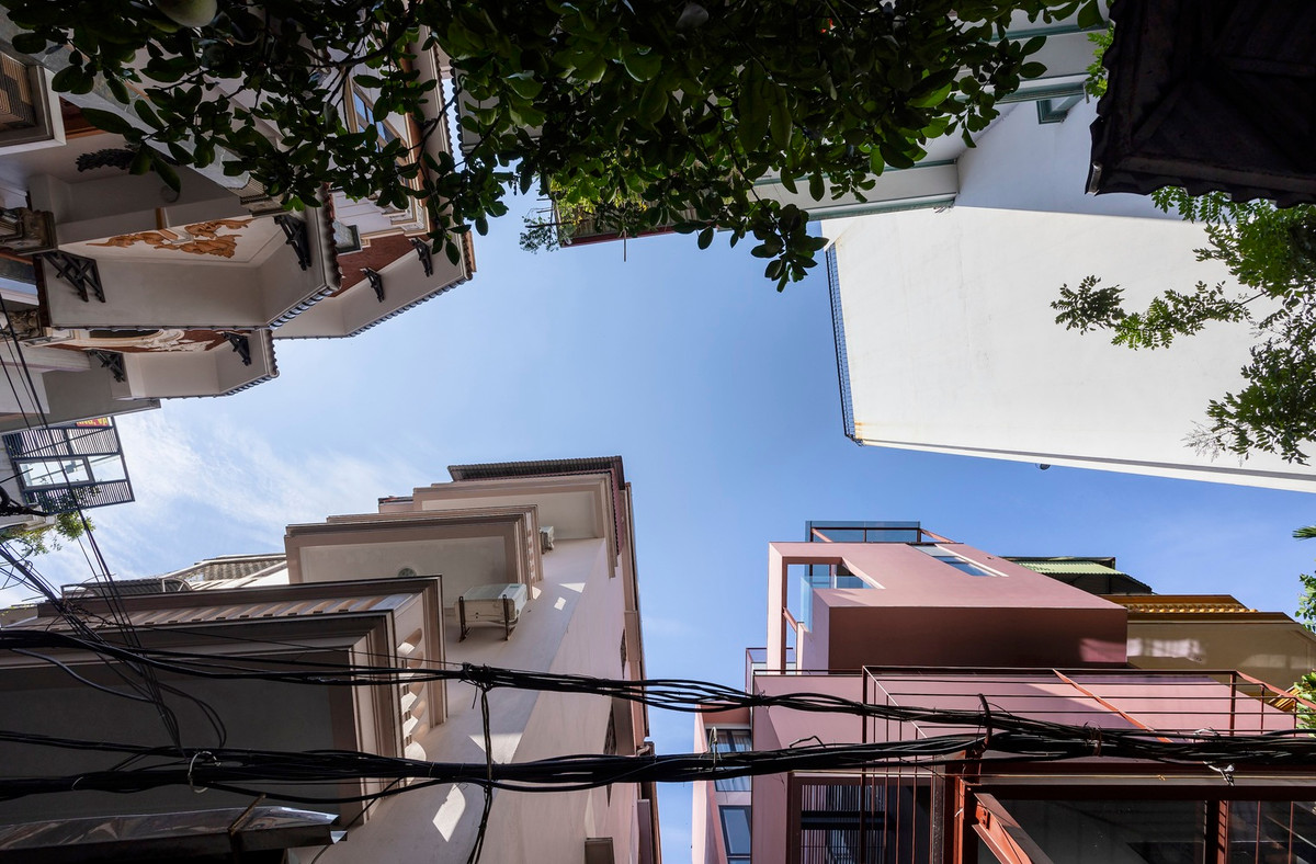 Cách phối màu rực rỡ của lớp vỏ ngoài góp phần tạo nên bầu không khí tươi mới cho khu xóm nhỏ. Ảnh: Triệu Chiến