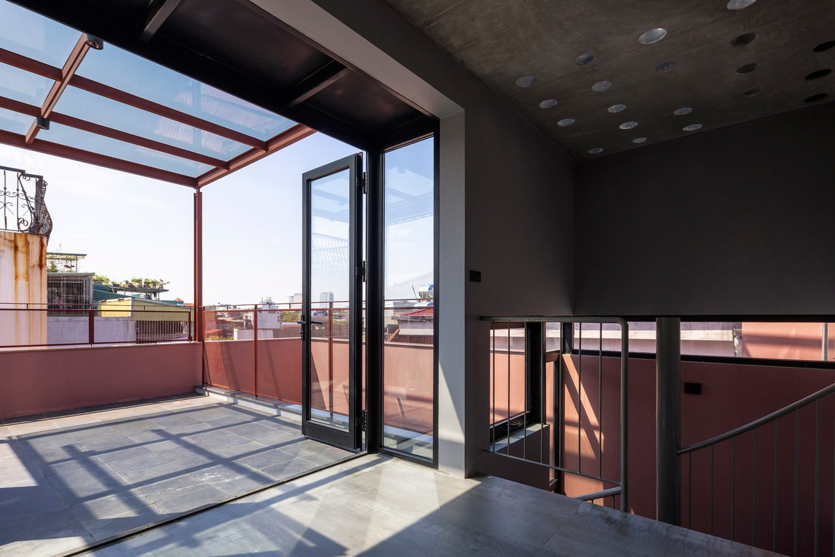 Do đó, thay vì phá dỡ hoàn toàn, kiến trúc sư quyết định tận dụng cấu trúc cũ của ngôi nhà, chỉ điều chỉnh tối thiểu để gia cố kết cấu, tạo ra một không gian đa chức năng, đồng thời tiết kiệm chi phí và thời gian xây dựng. Ảnh: Triệu Chiến