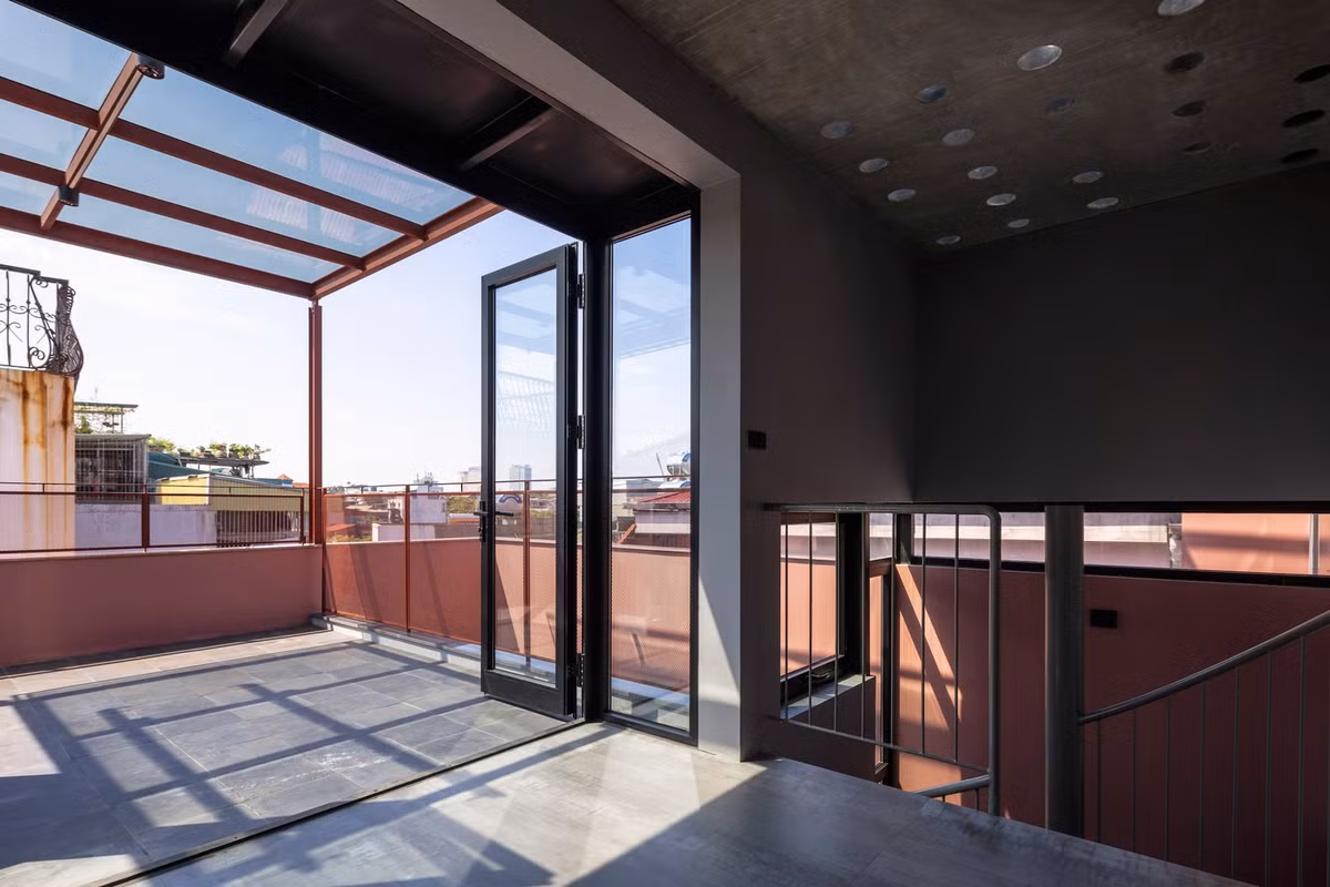 Do đó, thay vì phá dỡ hoàn toàn, kiến trúc sư quyết định tận dụng cấu trúc cũ của ngôi nhà, chỉ điều chỉnh tối thiểu để gia cố kết cấu, tạo ra một không gian đa chức năng, đồng thời tiết kiệm chi phí và thời gian xây dựng. Ảnh: Triệu Chiến