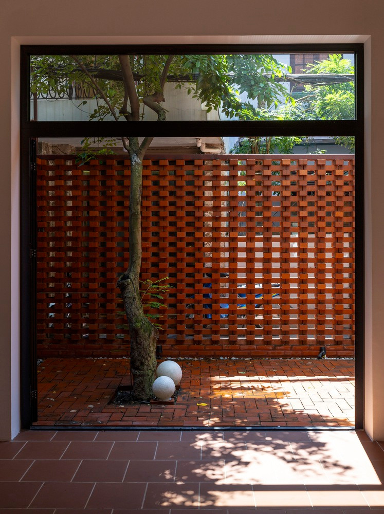 Khoảng sân nhỏ với nhiều cây xanh, giúp đón ánh sáng tự nhiên cho căn nhà. Ảnh: Triệu Chiến