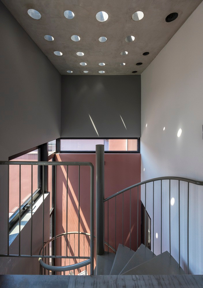 Một khối chức năng mới với tầm nhìn và kết nối tốt hơn với khu phố xung quanh đã được thêm vào phía trên cấu trúc cũ đã cải tạo. Ảnh: Triệu Chiến