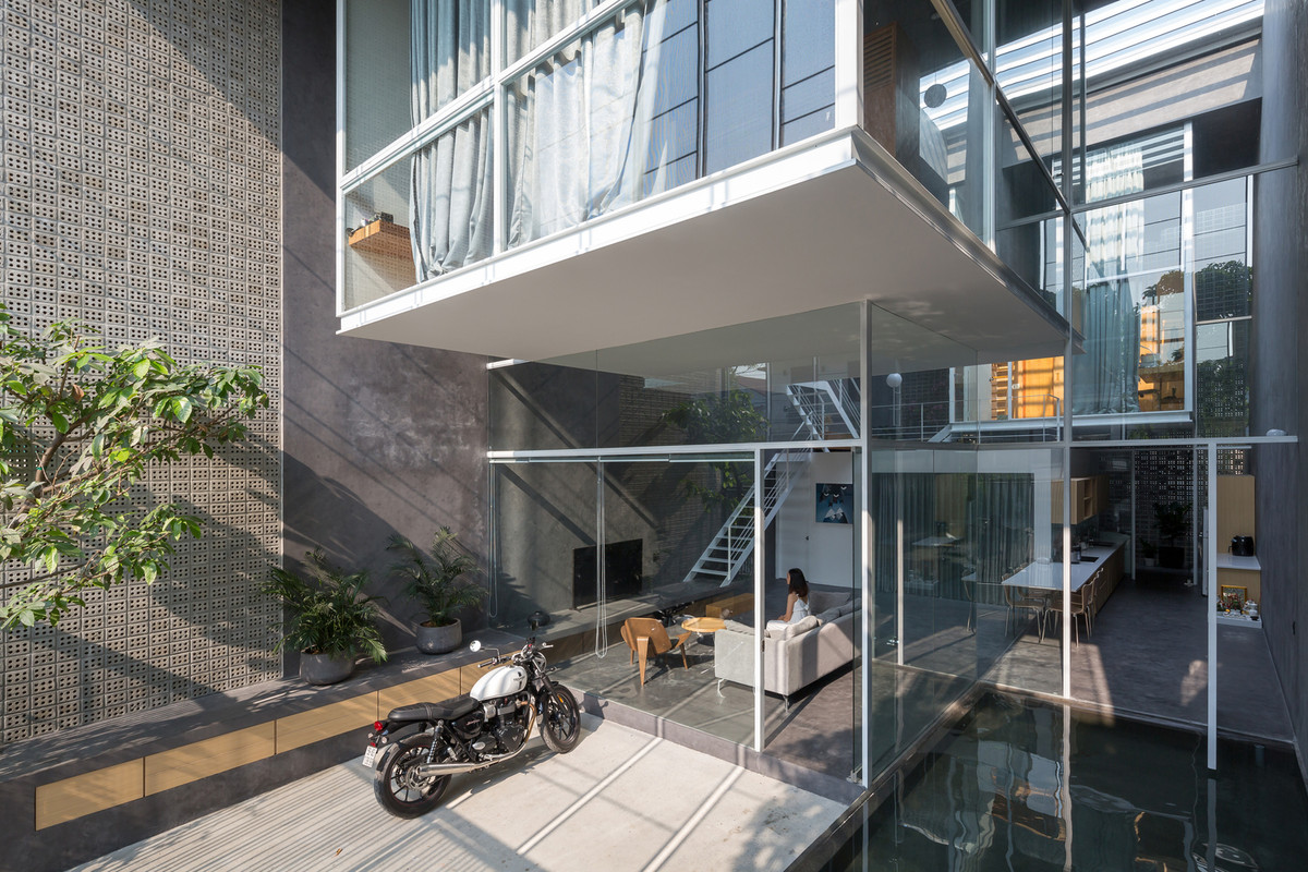 Tọa lạc tại phường Vỹ Dạ, thành phố Huế, ngôi nhà là nơi sinh sống của một gia đình trẻ với phong cách sống phóng khoáng. Ảnh: Hoang Le