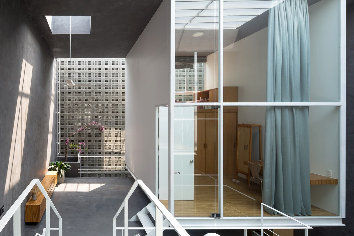 Tưởng chừng “lớp vỏ” cứng cáp này sẽ khiến căn nhà trở nên thô kệch nhưng không gian bên trong lại tinh tế, thanh lịch. Ảnh: Hoang Le